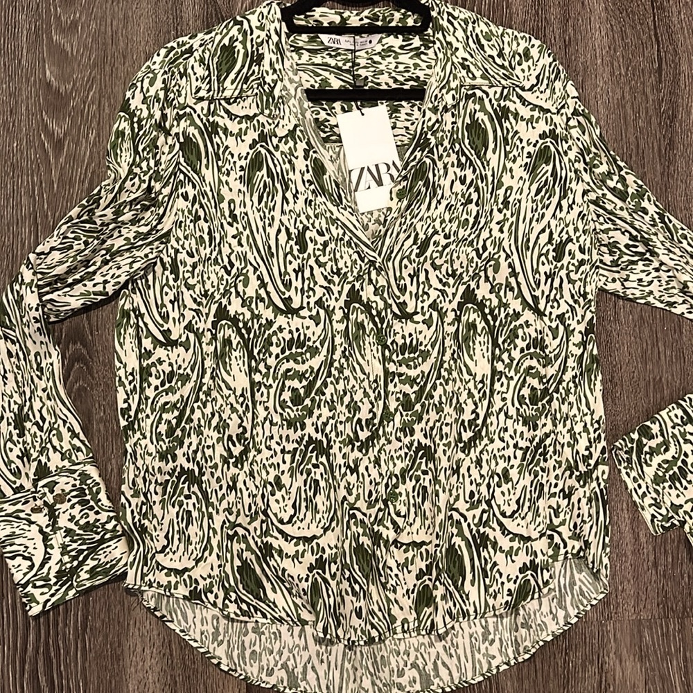 Zara NWT green and ivory paisley print blouse